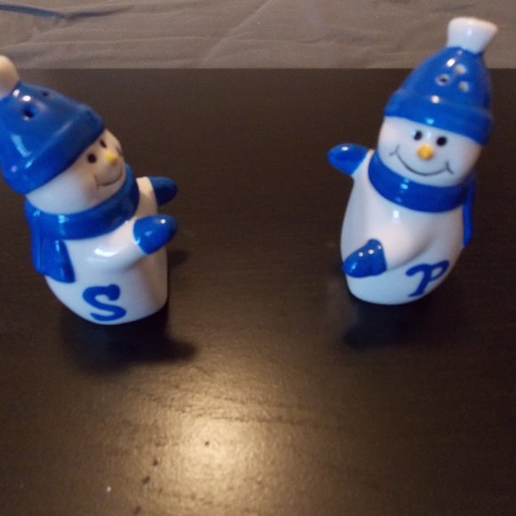 Happy Hugging Snowmen Salt And Pepper Shakers - Picture 2 of 8